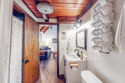 uma casa de banho com um lavatório e um WC em Adventure Awaits em Rogers