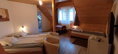 ein Schlafzimmer mit einem großen Bett und einem Fenster in der Unterkunft Erika Villa in Siófok