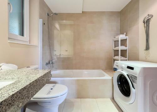 a bathroom with a toilet and a washing machine at Apartamento MILU en Arinsal in Arinsal