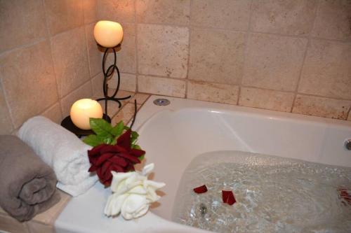 een badkamer met een bad, handdoeken en kaarsen bij Casa Arcadio in Villar de Canes