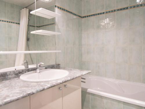 une salle de bain avec un lavabo et une baignoire dans l'établissement T2 41m², Sud/Ouest, 500m des pistes, Wifi, TV - FR-1-449-120, à Tignes