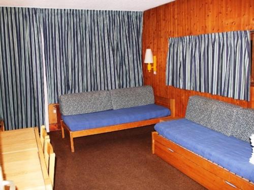ティーニュにあるAppartement Tignes, 2 pièces, 5 personnes - FR-1-449-168の青いベッド2台と窓が備わる客室です。