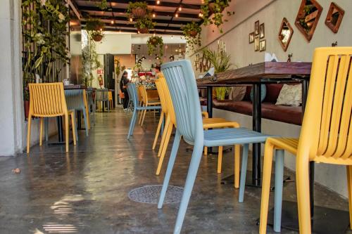 een rij stoelen en tafels in een restaurant bij Casa Sabina in Guadalajara