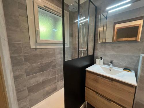 Kúpeľňa v ubytovaní Charmant Studio-Cabine 4 pers, Centre-Village, Balcon Ouest, à 600m des Pistes - FR-1-572-281