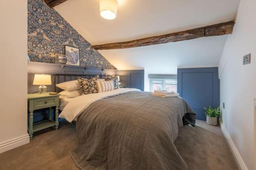 Stylish, comfortable, convenient! في بالا: غرفة نوم بسرير كبير في غرفة بجدار