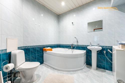 y baño con bañera, aseo y lavamanos. en Daily Apartments - Old Town Fat Margaret, en Tallin