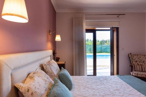 um quarto com uma cama e uma porta de vidro deslizante em Feel Discovery Maçã Douro em Armamar