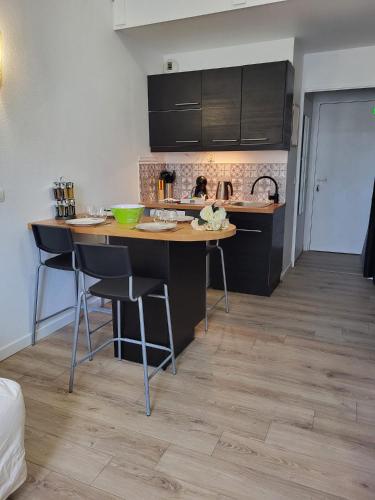 Photo de la galerie de l'établissement REGLISSE-12 min des parcs Walt Disney-Arrivée Autonome - Parking & wifi Gratuit, à Bussy-Saint-Georges