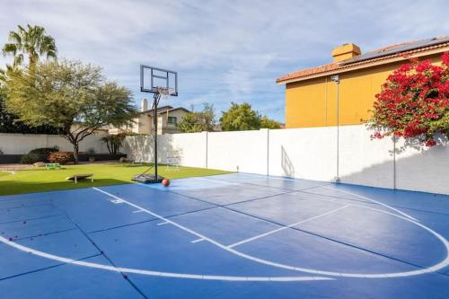 Tennis ja/või seinatennis majutusasutuses Style & Luxury in this amazing 4BR home with Pool! või selle läheduses
