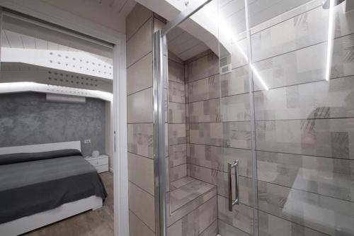un bagno con doccia e un letto in una camera di B&B Da Gabry a Fondi