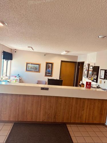 uma sala de espera num hospital com um balcão de recepção em Arlington Inn em Arlington