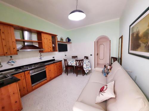 Casa Simonetta Il Glicineにあるキッチンまたは簡易キッチン