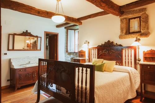 una camera con letto, lavandino e specchio di Casa Do Romualdo a Vilela