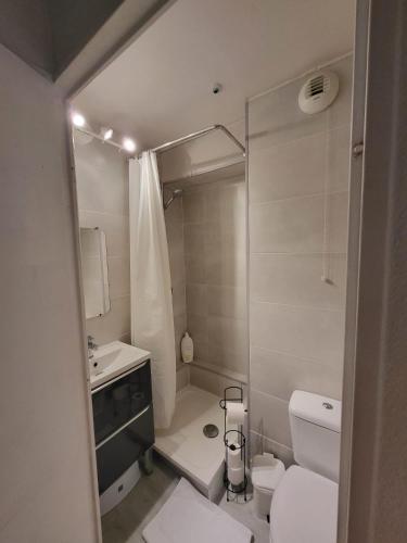 a bathroom with a toilet and a sink and a shower at REGLISSE-12 min des parcs Walt Disney-Arrivée Autonome - Parking & wifi Gratuit in Bussy-Saint-Georges