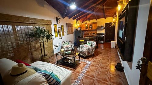 sala de estar con sofá y TV en Villa Blanca Constanza, en Constanza