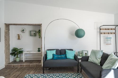 a living room with a couch and a chair at Casa das Andorinhas in Sintra