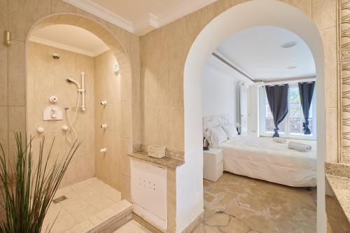 un ampio bagno con doccia e un letto di BeExclusive apartamentos ad Adeje