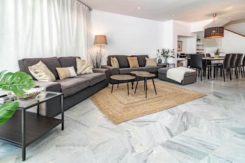 Fotografie z fotogalerie ubytování Stunning 4-Bedroom Townhouse with Breathtaking Views in Marbella v destinaci Marbella
