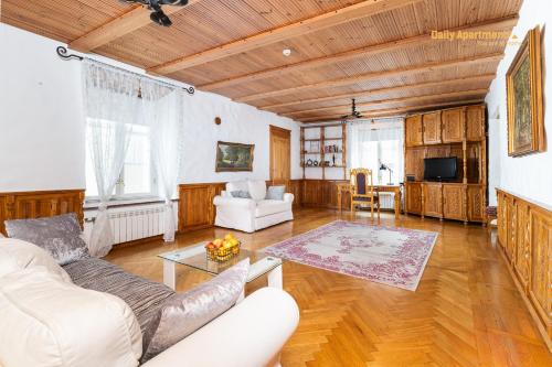 TV/trung tâm giải trí tại Luxury Suites with sauna by Rikas Hotels