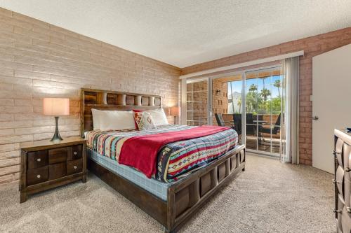 um quarto com uma cama grande e uma janela em Casa Feliz em Scottsdale