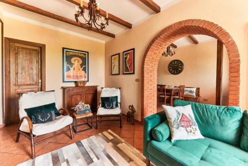 a living room with a green couch and chairs at La Scalinatella in Rivisondoli