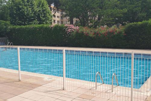 Modern T2 near train station with swimming pool