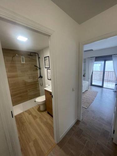 ein Badezimmer mit Toilette, Waschbecken und Dusche in der Unterkunft Precioso duplex y espacioso en la playa de Gandía in Playa de Gandia