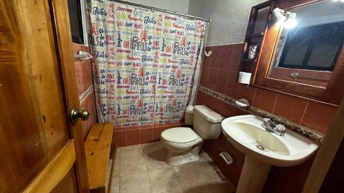 y baño con aseo y lavamanos. en Villa Blanca Constanza, en Constanza