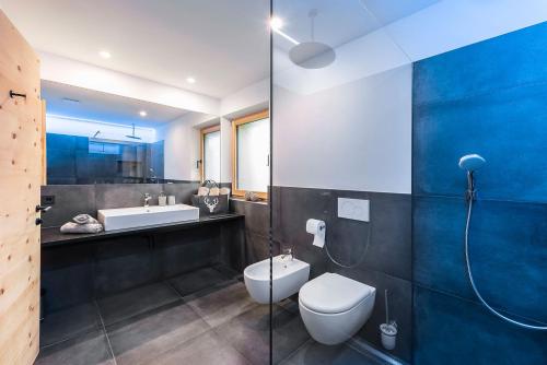 ein Bad mit einem WC und einem Waschbecken in der Unterkunft HAUSERHOF CHALET in Villanders - moderne Wohnungen mit 2 Badezimmer und 2 Schlafzimmer in Villanders