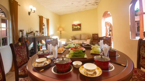 una mesa con comida en la sala de estar en Chara Africa Hotel, en Usa River