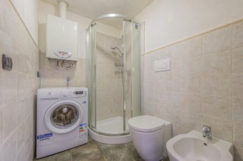 La salle de bains est pourvue d'un lave-linge et d'un lavabo. dans l'établissement Baita Margherita - Val Veny, à Courmayeur