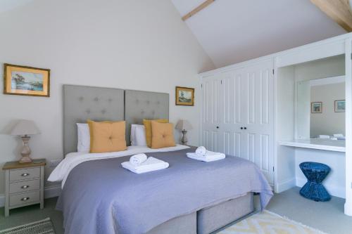 una camera da letto con un letto e due asciugamani di Stay on the Hill - Self Catered Cottages Laverick and Bothy a Hexham