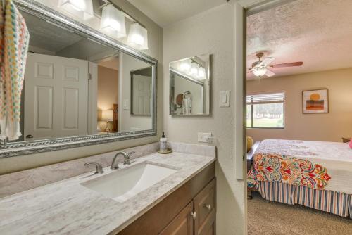 uma casa de banho com um lavatório, um espelho e uma cama em Ruidoso Golf Condo - Patio, Fire Pit and Mtn View! em Ruidoso
