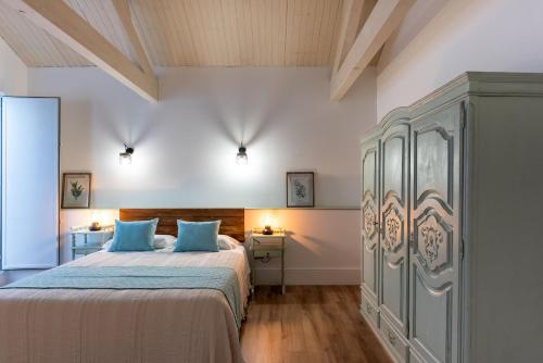- une chambre avec un grand lit et des oreillers bleus dans l'établissement Feel Discovery Homes in Douro, à Peso da Régua
