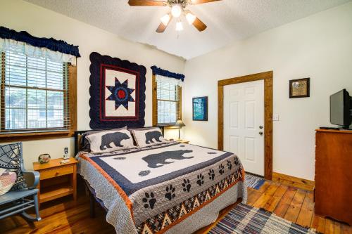 um quarto com uma cama e uma televisão de ecrã plano em Lake Cumberland Resort Cabin with Community Perks! em Burnside