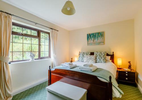 1 dormitorio con cama y ventana en Oak Cottage en Dulverton