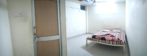 Postel nebo postele na pokoji v ubytování Tiwari Dharamshala Guest House