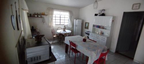 a kitchen with a table and a dining room at Casa Lá Vita in Uberaba