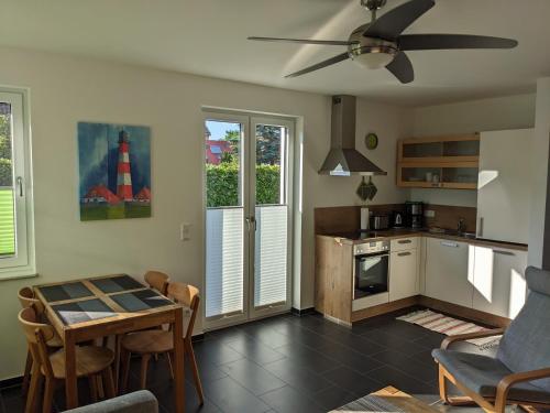 a living room with a table and a kitchen at Ferienwohnung Pappelwende in Ostseebad Karlshagen