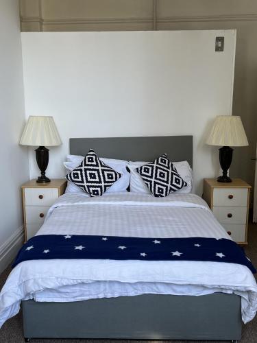 Postel nebo postele na pokoji v ubytování Ensuite Double Room, by Swansea University, Sketty, R2
