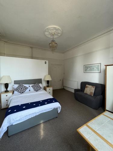 Un pat sau paturi într-o cameră la Ensuite Double Room, by Swansea University, Sketty, R2