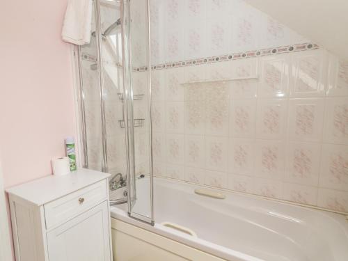 een witte badkamer met een douche en een bad bij 17 Clover Hill in Killorglin