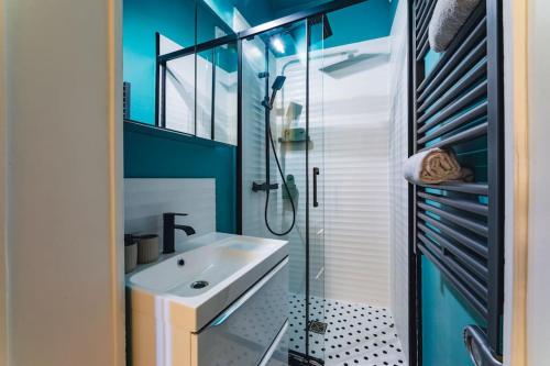 y baño con lavabo y ducha. en Modern&Confort Fully Furnish Apartment ⭑ La Défense ⭑Champs Elysées⭑ RER A & L, en Maisons-Laffitte