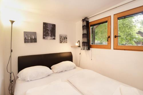 una camera con un letto con due cuscini bianchi di Aqualuna Olimia Vacation Home a Podcetrtek
