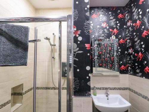 ein Badezimmer mit Dusche und Waschbecken in der Unterkunft Castle View in Scarborough