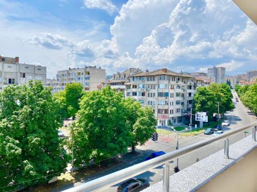 einen Balkon mit Blick auf eine Stadt mit Gebäuden in der Unterkunft Colourful Apartment for 4 Guests and Free Parking in Stara Sagora