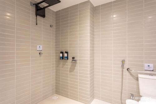 a bathroom with a shower and a toilet in it at Slaviero João Pessoa in João Pessoa