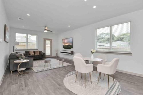 Μια τηλεόραση ή/και κέντρο ψυχαγωγίας στο 4Bedroom Escape - Near Med Center With Backyard