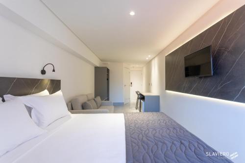 a hotel room with a bed and a flat screen tv at Slaviero João Pessoa in João Pessoa