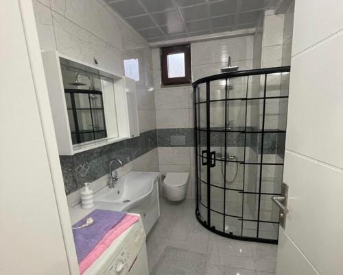 łazienka z wanną, toaletą i umywalką w obiekcie Parlayan Suite Trabzon w mieście Akcaabat